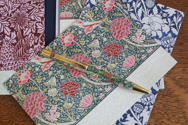 William Morris Cray Writing Gift Set: 12 Notecards, 2 Pens, Stationery Set