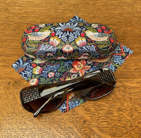 V & A William Morris Strawberry Thief Glasses Case