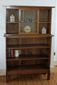 <p>Beautiful & elegant antique Arts & Crafts oak display cabinet and bookcase in very good condition. Very attractive glazed door in the centre of the cabinet opens to reveal a glass shelf. </p>